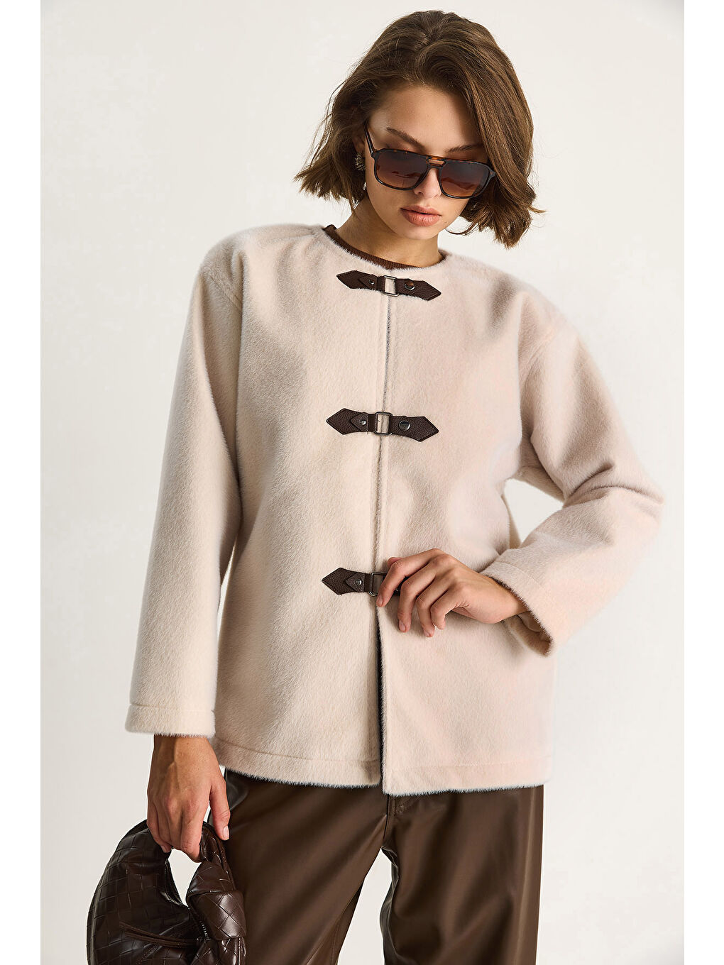 Bej Kadın Deri Toka Detaylı Astarlı Yün Dokulu Kısa Kaban