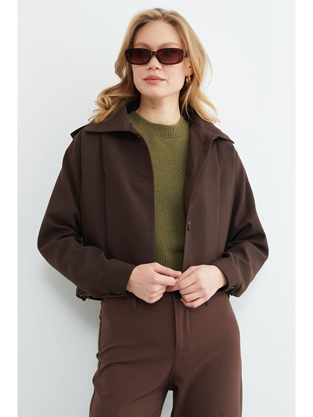 Kahverengi Düğmeli Gömlek Yaka Pileli Trençkot