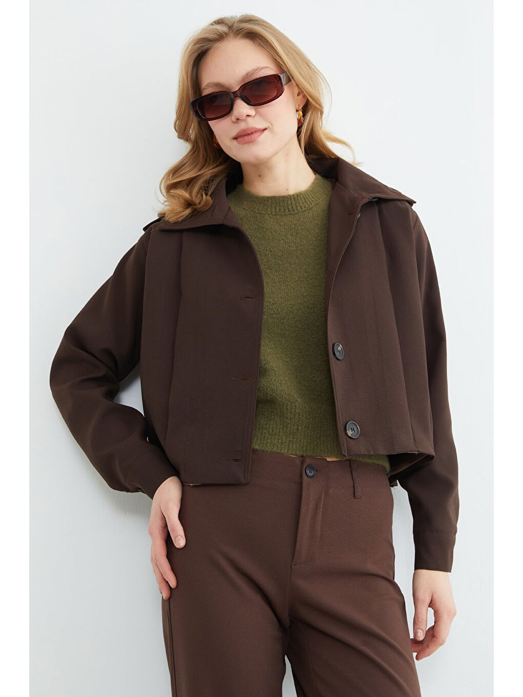 Kahverengi Düğmeli Gömlek Yaka Pileli Trençkot-2