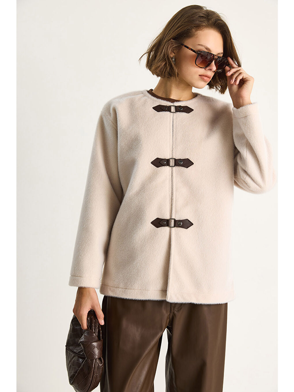 Bej Kadın Deri Toka Detaylı Astarlı Yün Dokulu Kısa Kaban-1