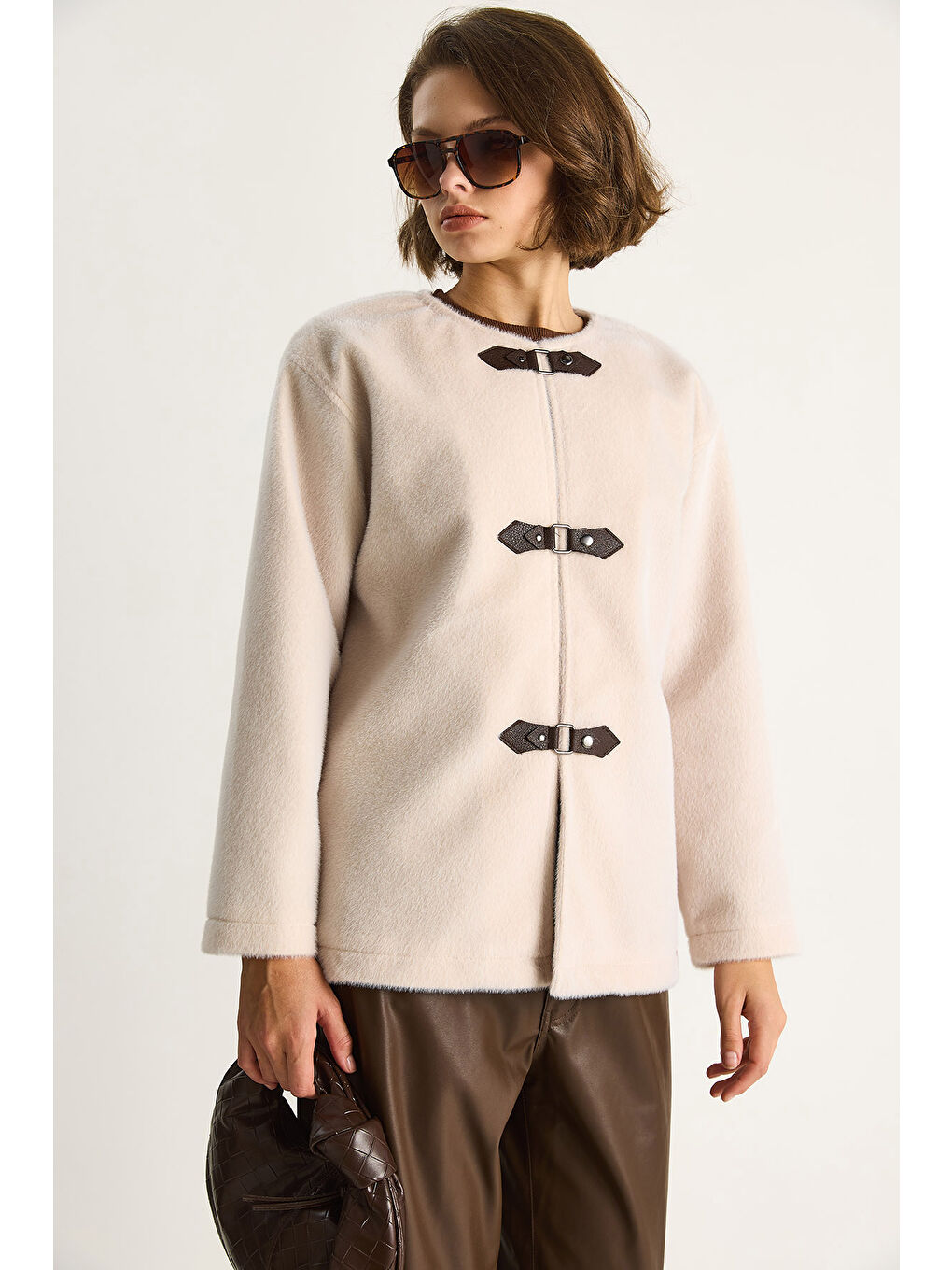 Bej Kadın Deri Toka Detaylı Astarlı Yün Dokulu Kısa Kaban-2