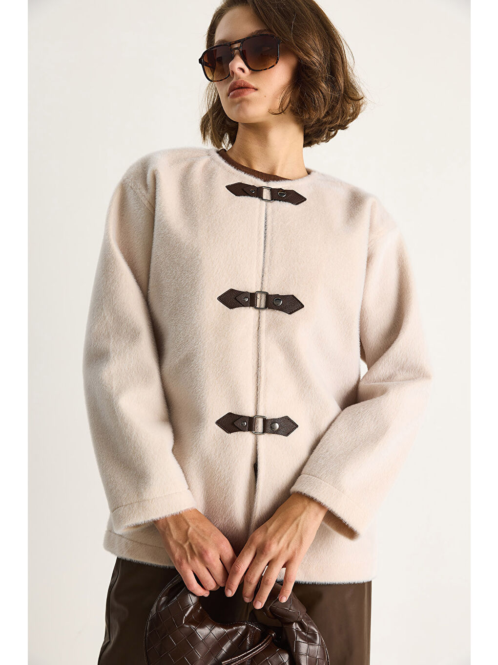 Bej Kadın Deri Toka Detaylı Astarlı Yün Dokulu Kısa Kaban-3