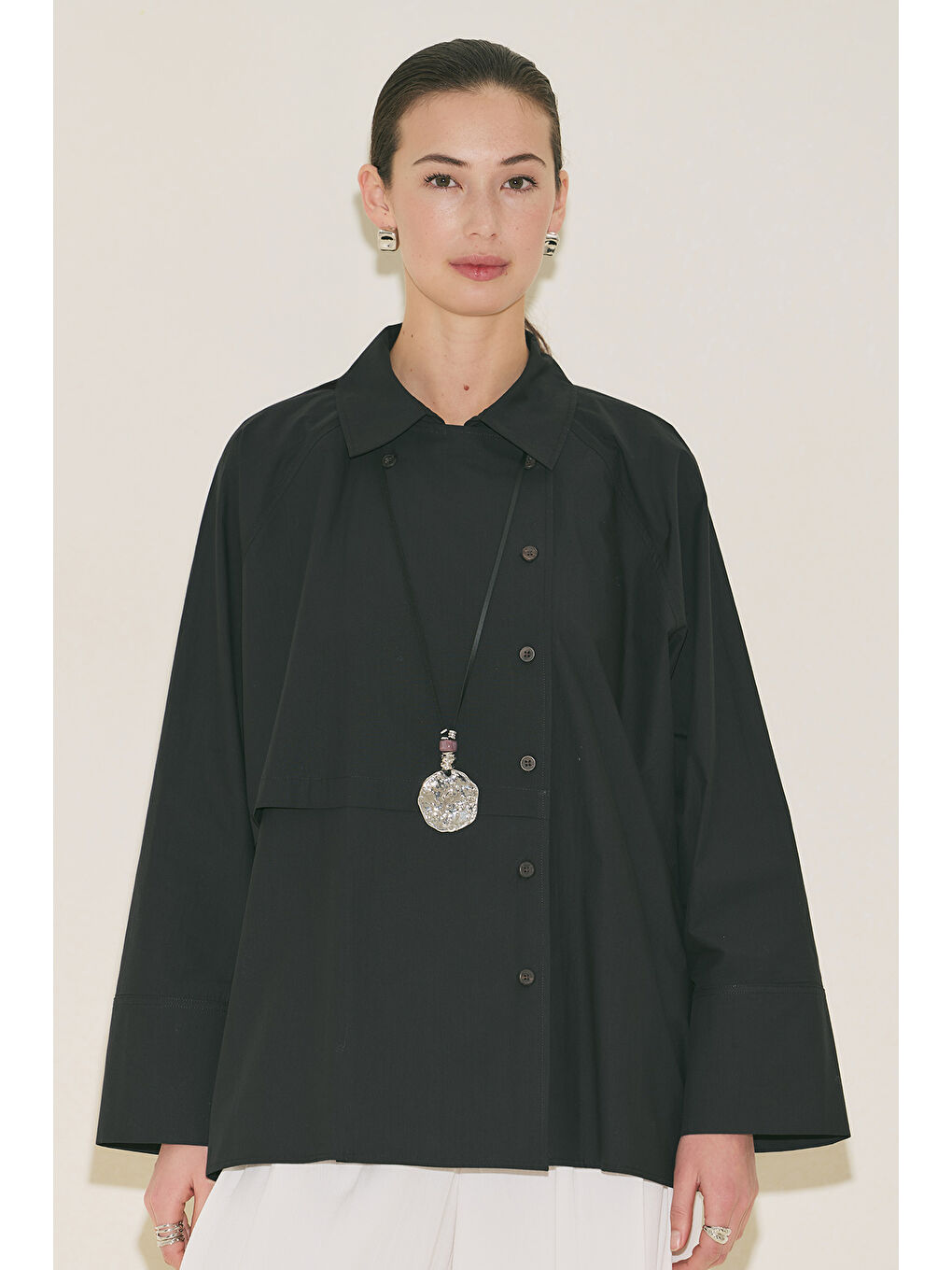 Gri Yuvarlak Madalyon Kolye Siyah Gümüş-1