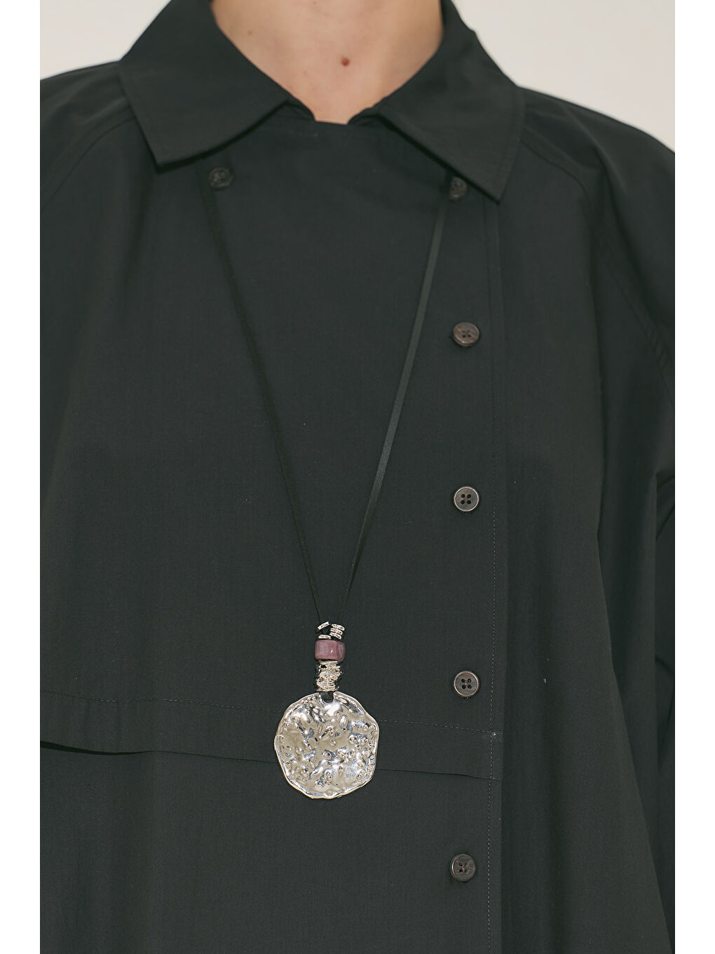 Gri Yuvarlak Madalyon Kolye Siyah Gümüş-2