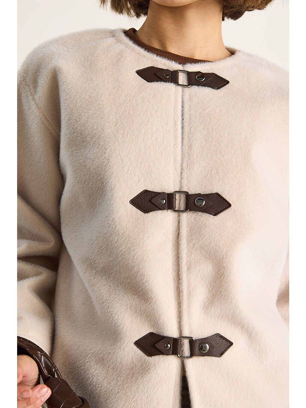 Bej Kadın Deri Toka Detaylı Astarlı Yün Dokulu Kısa Kaban-4