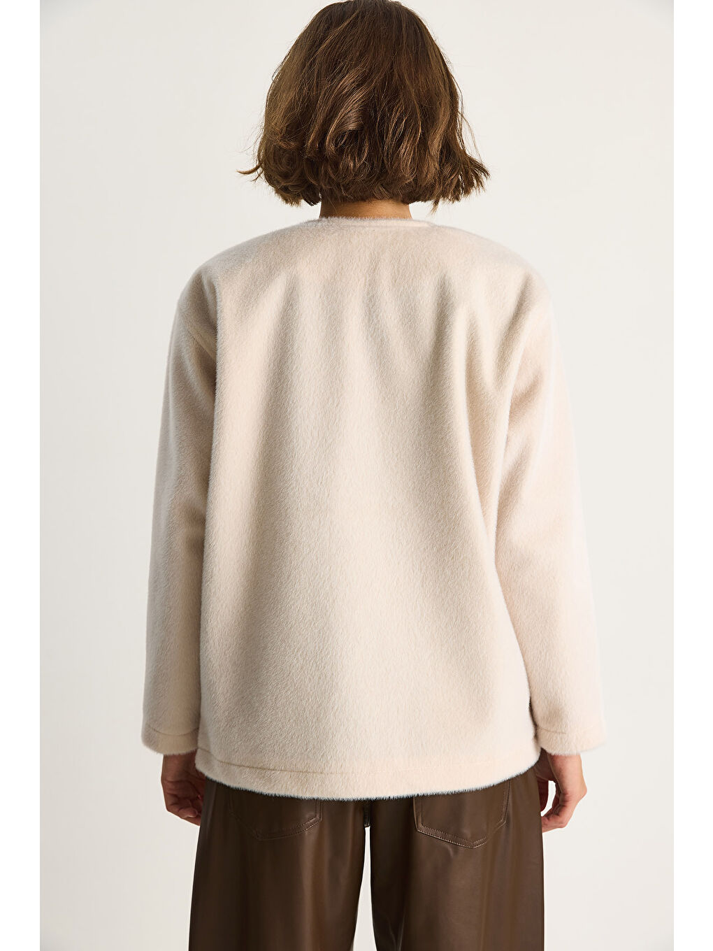 Bej Kadın Deri Toka Detaylı Astarlı Yün Dokulu Kısa Kaban-5