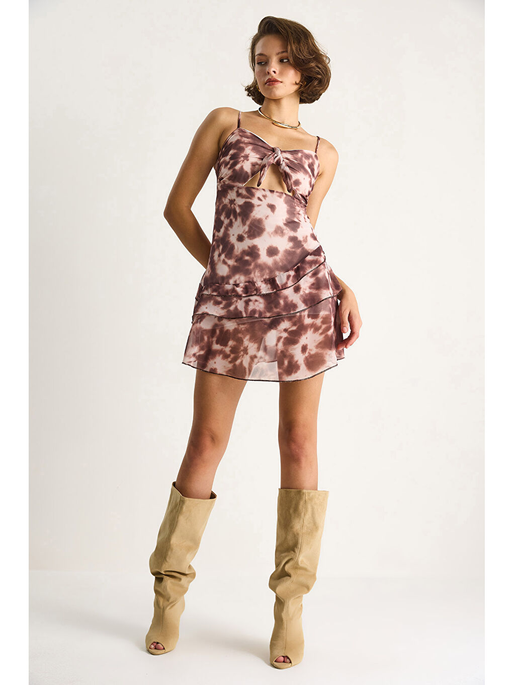 Kahverengi Kadın İnce Askılı Fiyonk Detaylı Kısa Elbise-1