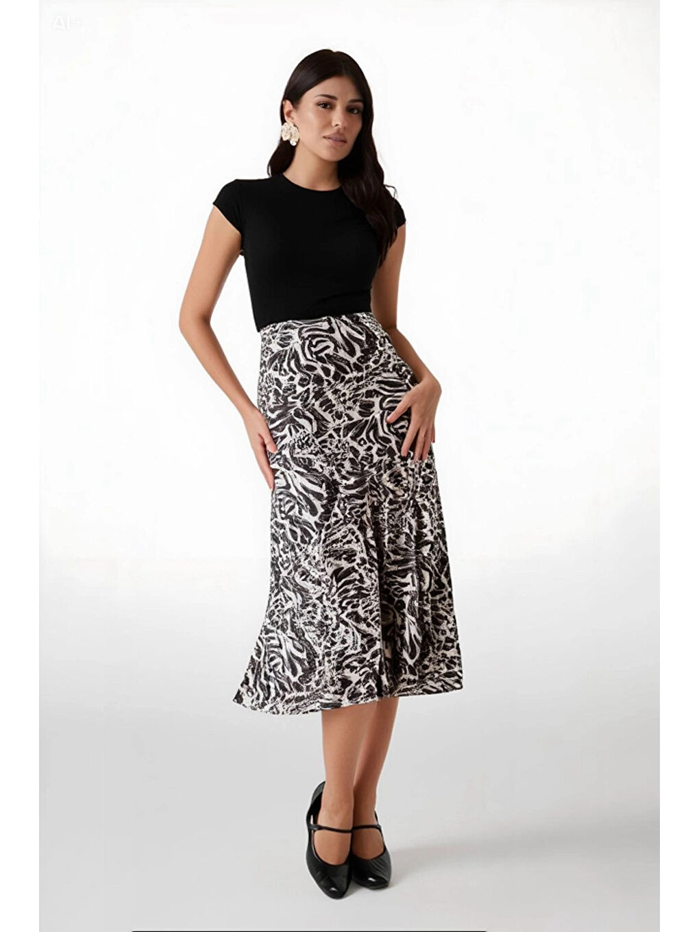 Kadın Açık Bej Zebra Desenli Saten Yüzeyli Beli Lastikli Midi Boy Etek Hzl23S-BD1101471-2