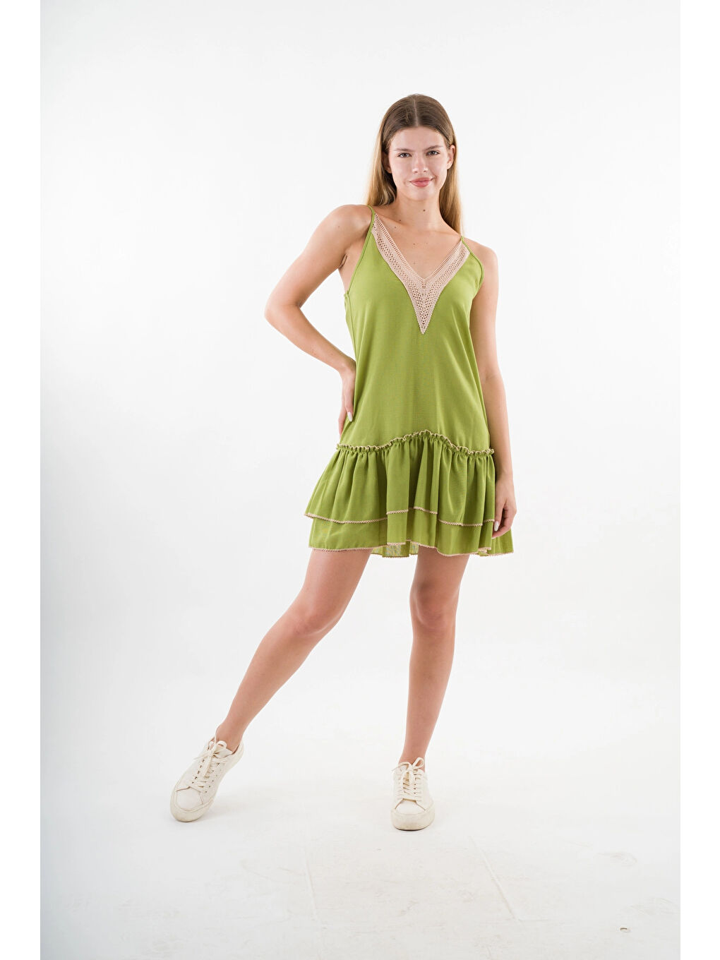 Kadın Fıstık Yeşil V Yaka İp Askılı Eteği Pileli Güpür Detaylı Elbise HZL24S-YY244