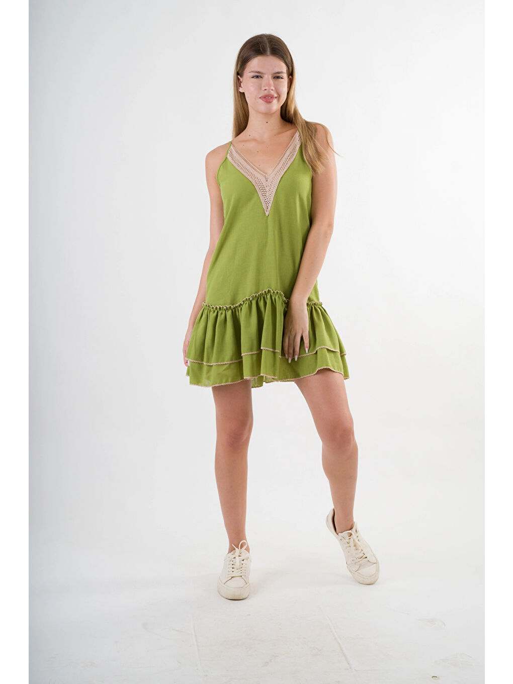 Kadın Fıstık Yeşil V Yaka İp Askılı Eteği Pileli Güpür Detaylı Elbise HZL24S-YY244-1