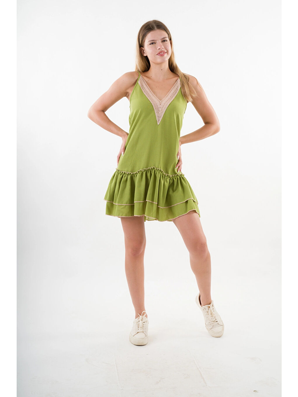 Kadın Fıstık Yeşil V Yaka İp Askılı Eteği Pileli Güpür Detaylı Elbise HZL24S-YY244-2
