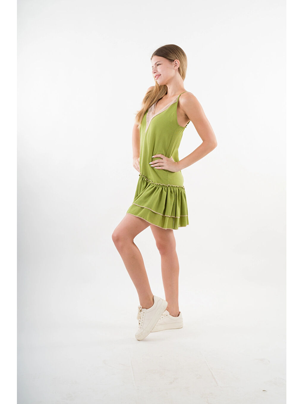 Kadın Fıstık Yeşil V Yaka İp Askılı Eteği Pileli Güpür Detaylı Elbise HZL24S-YY244-3