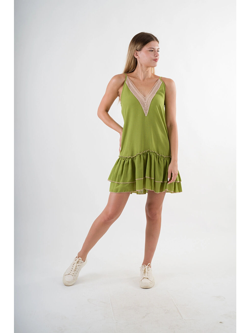 Kadın Fıstık Yeşil V Yaka İp Askılı Eteği Pileli Güpür Detaylı Elbise HZL24S-YY244-4