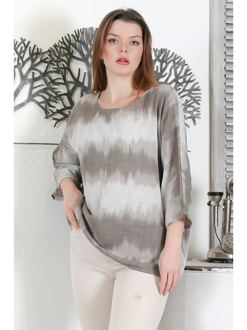 Bej İtalyan Vizon Havuz Yaka 3/4 Kol Batik Casual Dokuma Bluz 65 63-1