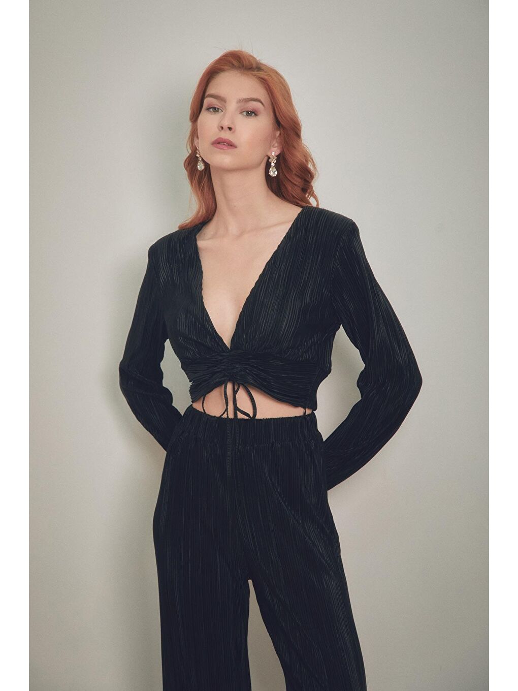 Siyah Pileli Önü Büzgülü Crop Takım-1