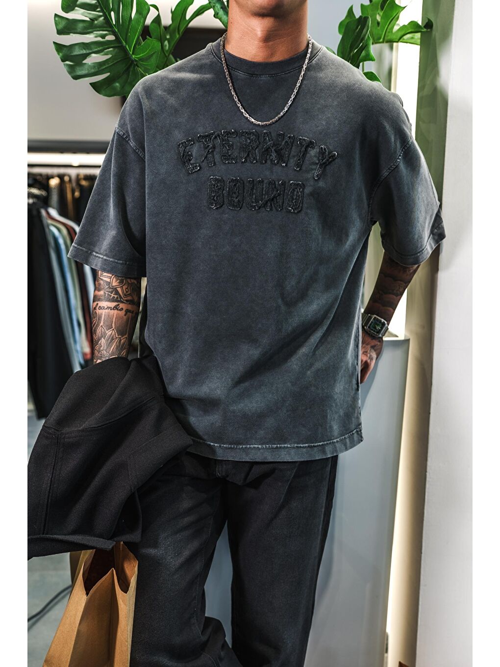 Erkek Önü Slogan İşlemeli Yıkamalı Oversize Tişört Siyah