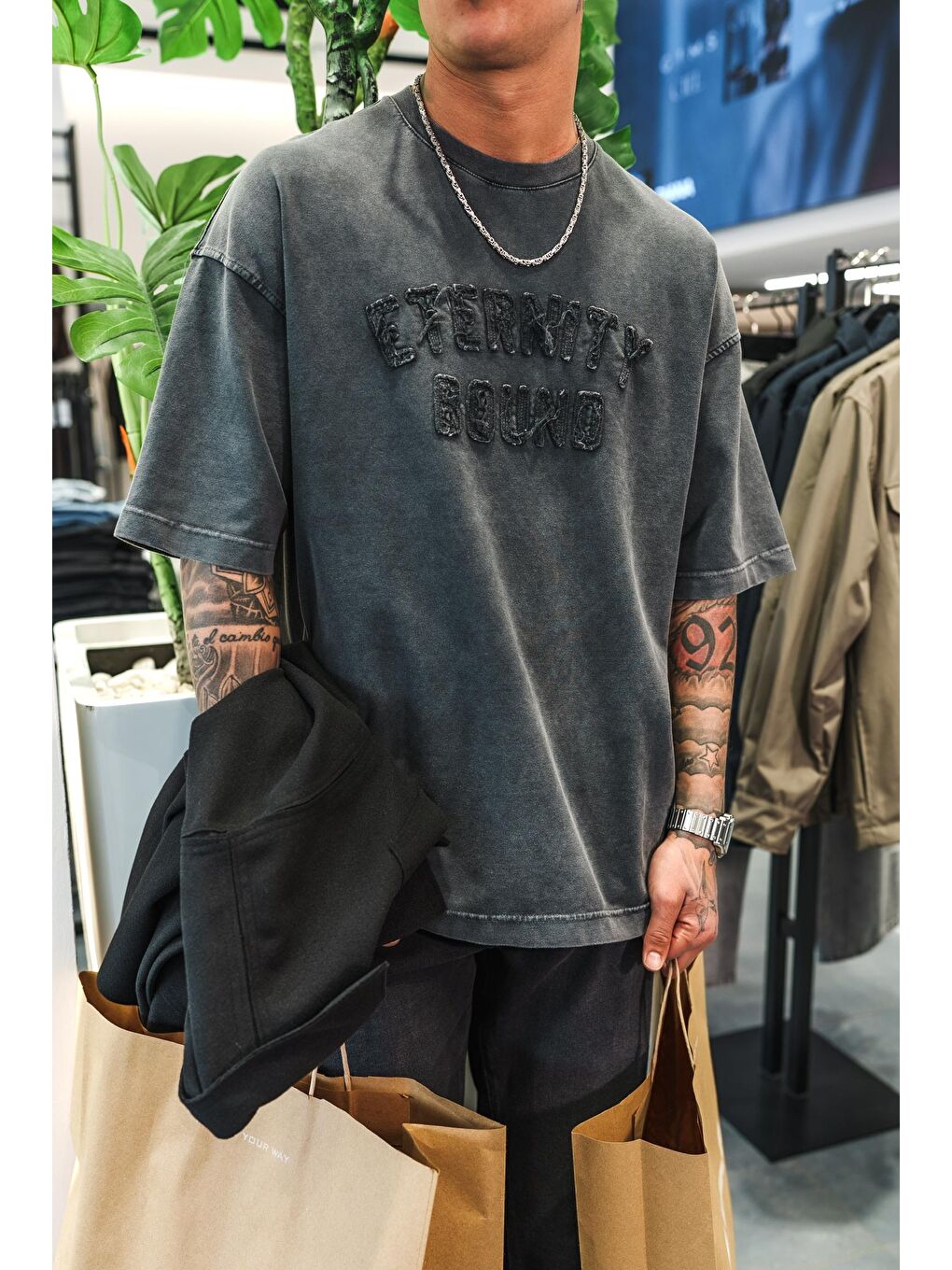 Erkek Önü Slogan İşlemeli Yıkamalı Oversize Tişört Siyah-1