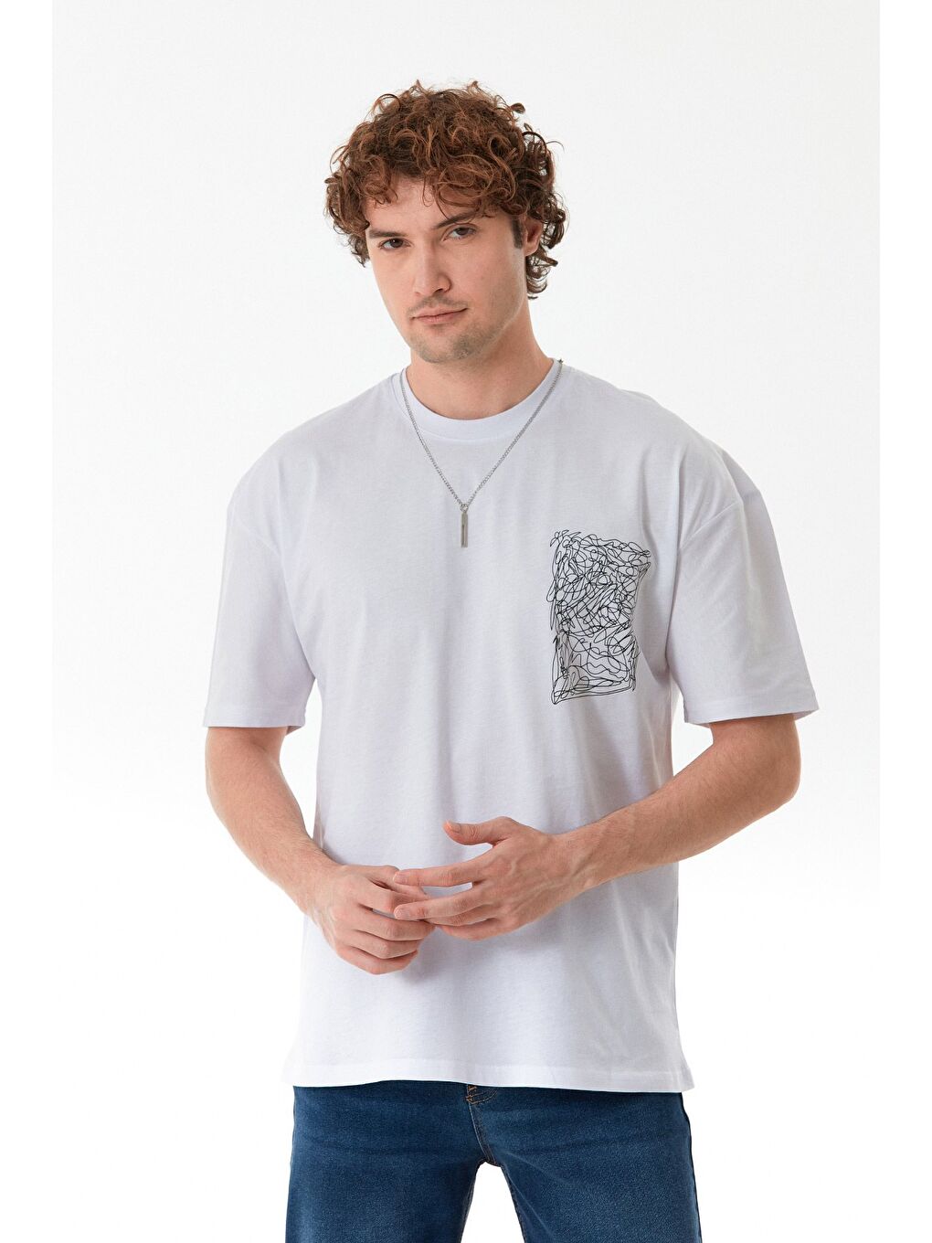 Beyaz Önü Ve Arkası Baskılı Kolye Detaylı Tişört