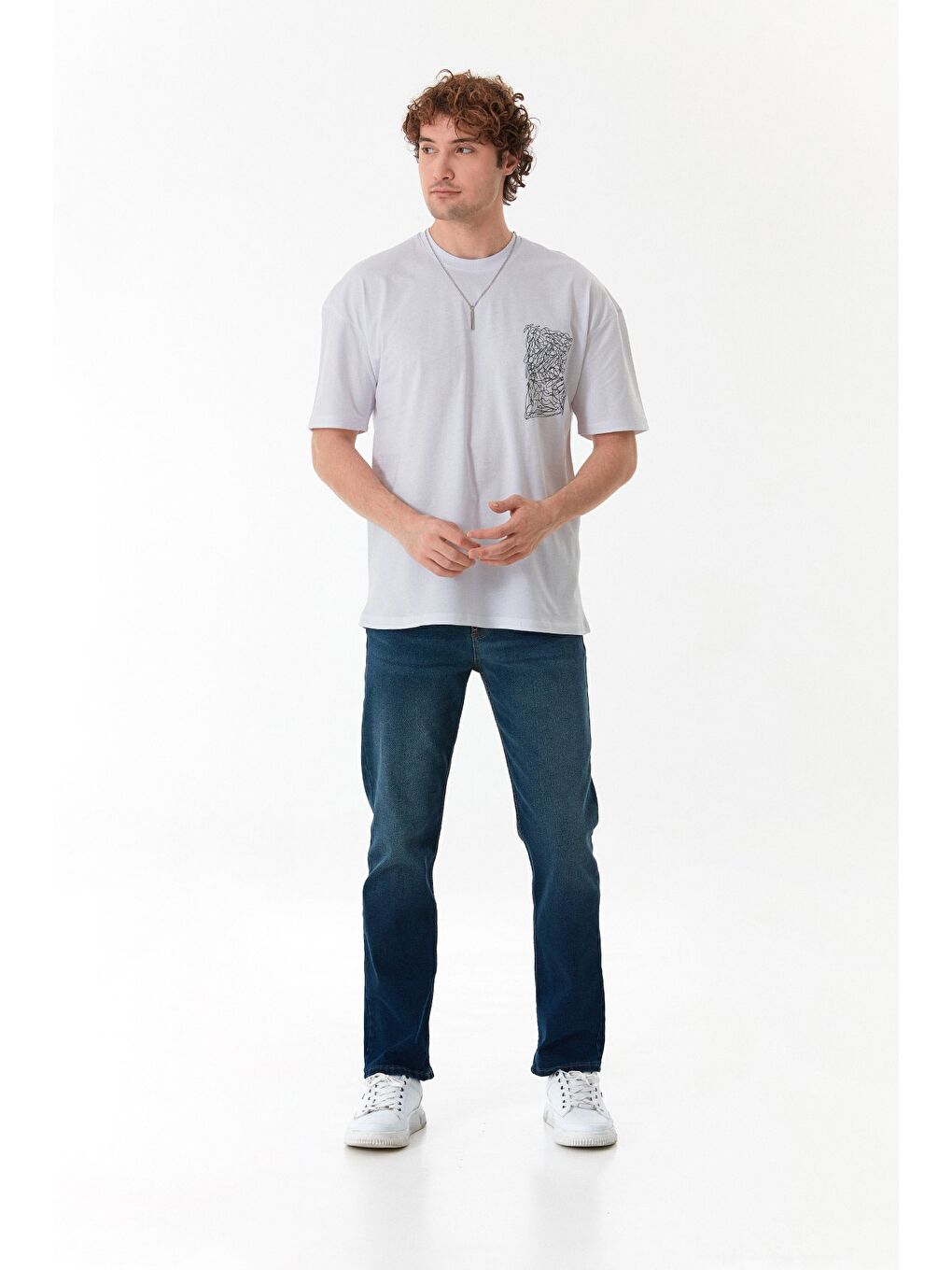 Beyaz Önü Ve Arkası Baskılı Kolye Detaylı Tişört-1