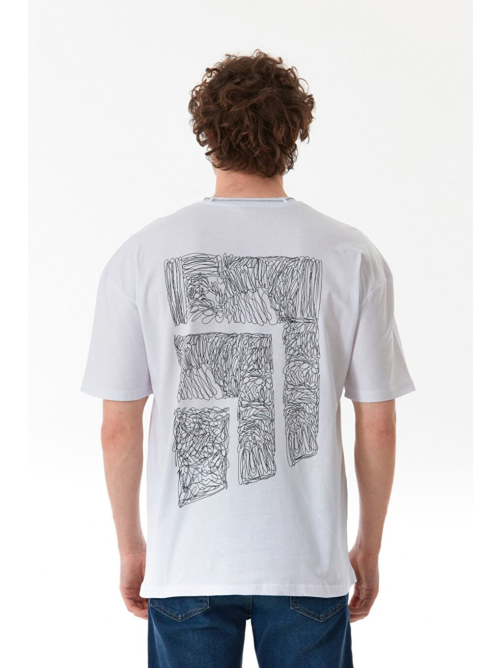 Beyaz Önü Ve Arkası Baskılı Kolye Detaylı Tişört-3