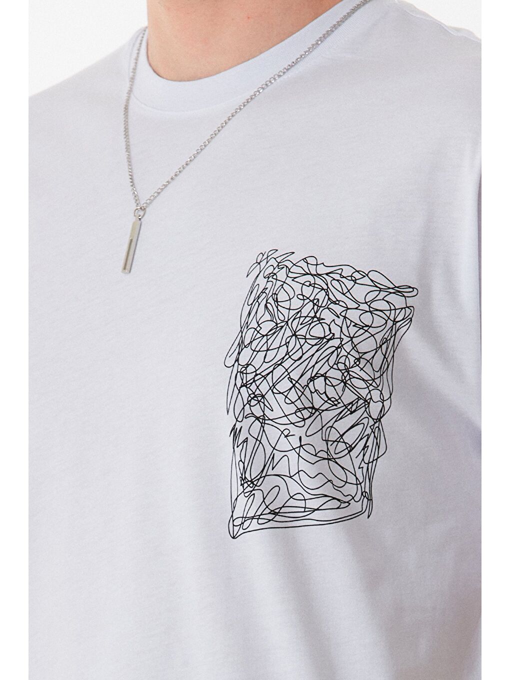 Beyaz Önü Ve Arkası Baskılı Kolye Detaylı Tişört-4