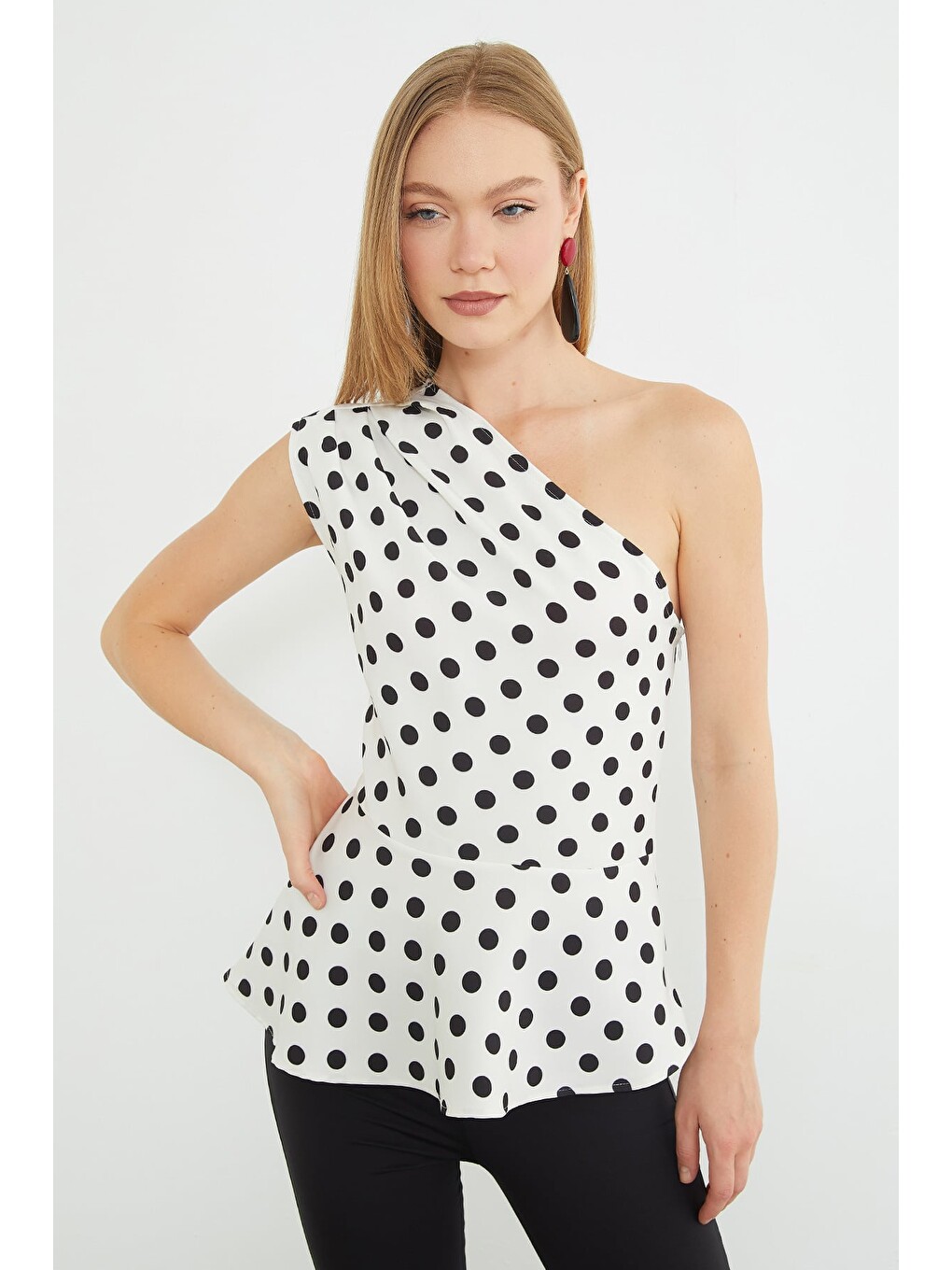 Ekru Puantiyeli Tek Omuz Peplum Bluz-1