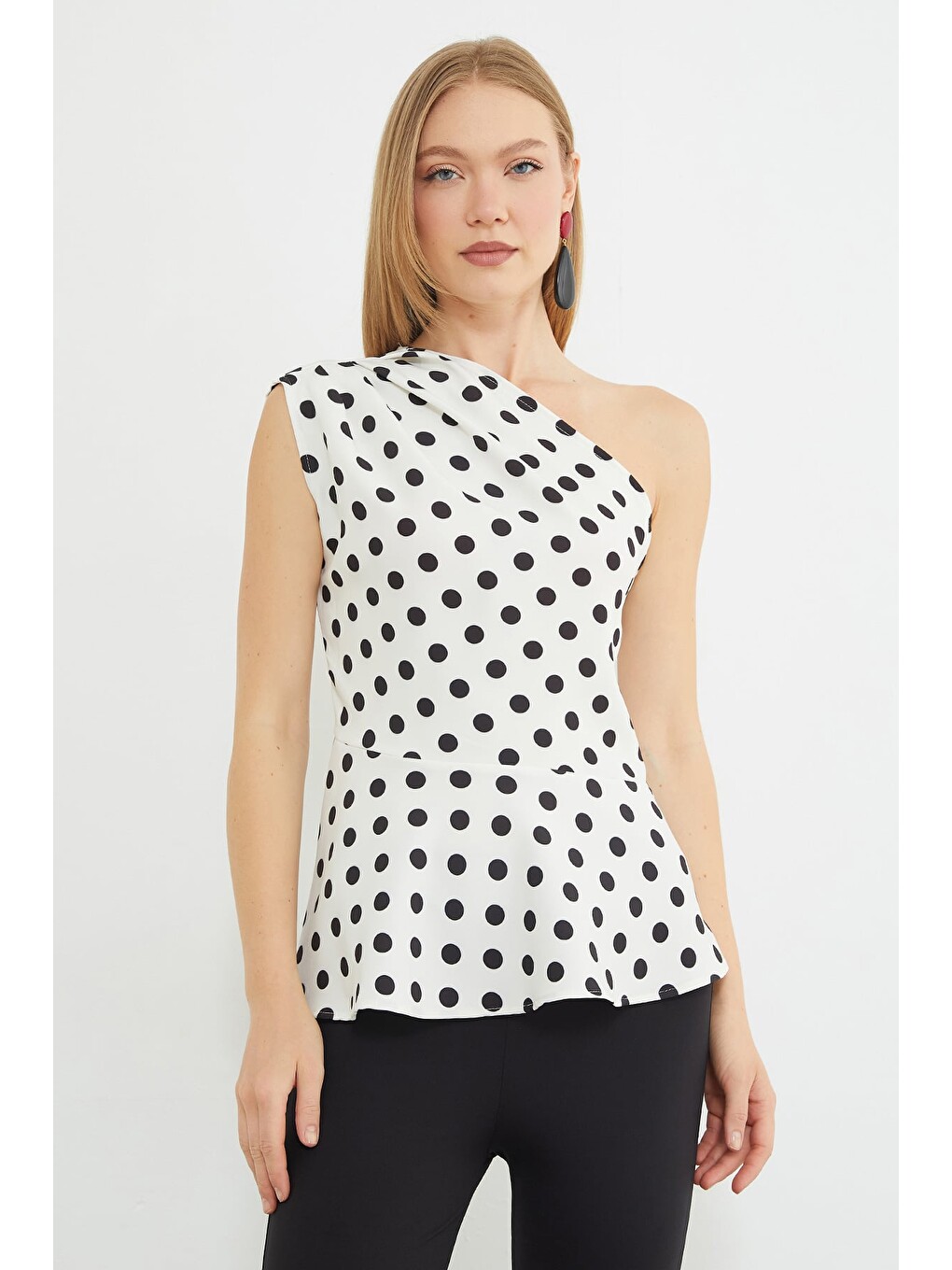 Ekru Puantiyeli Tek Omuz Peplum Bluz-2