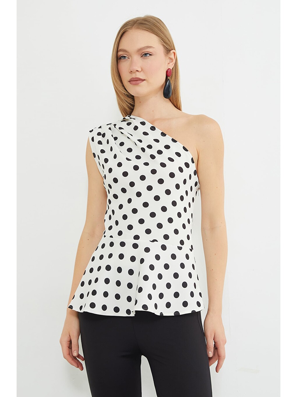 Ekru Puantiyeli Tek Omuz Peplum Bluz-3