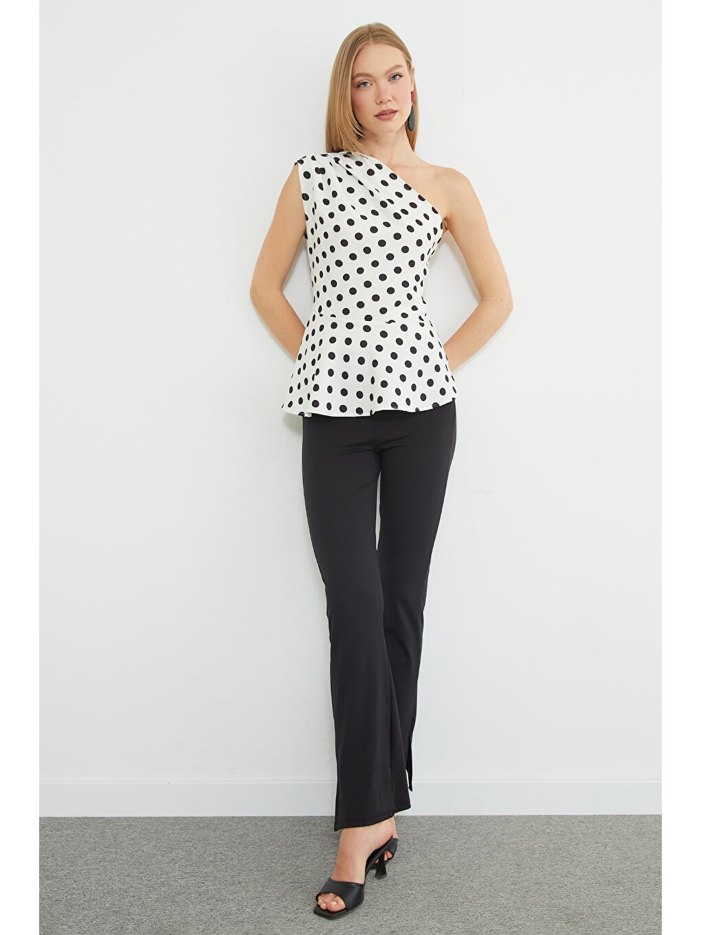 Ekru Puantiyeli Tek Omuz Peplum Bluz-4