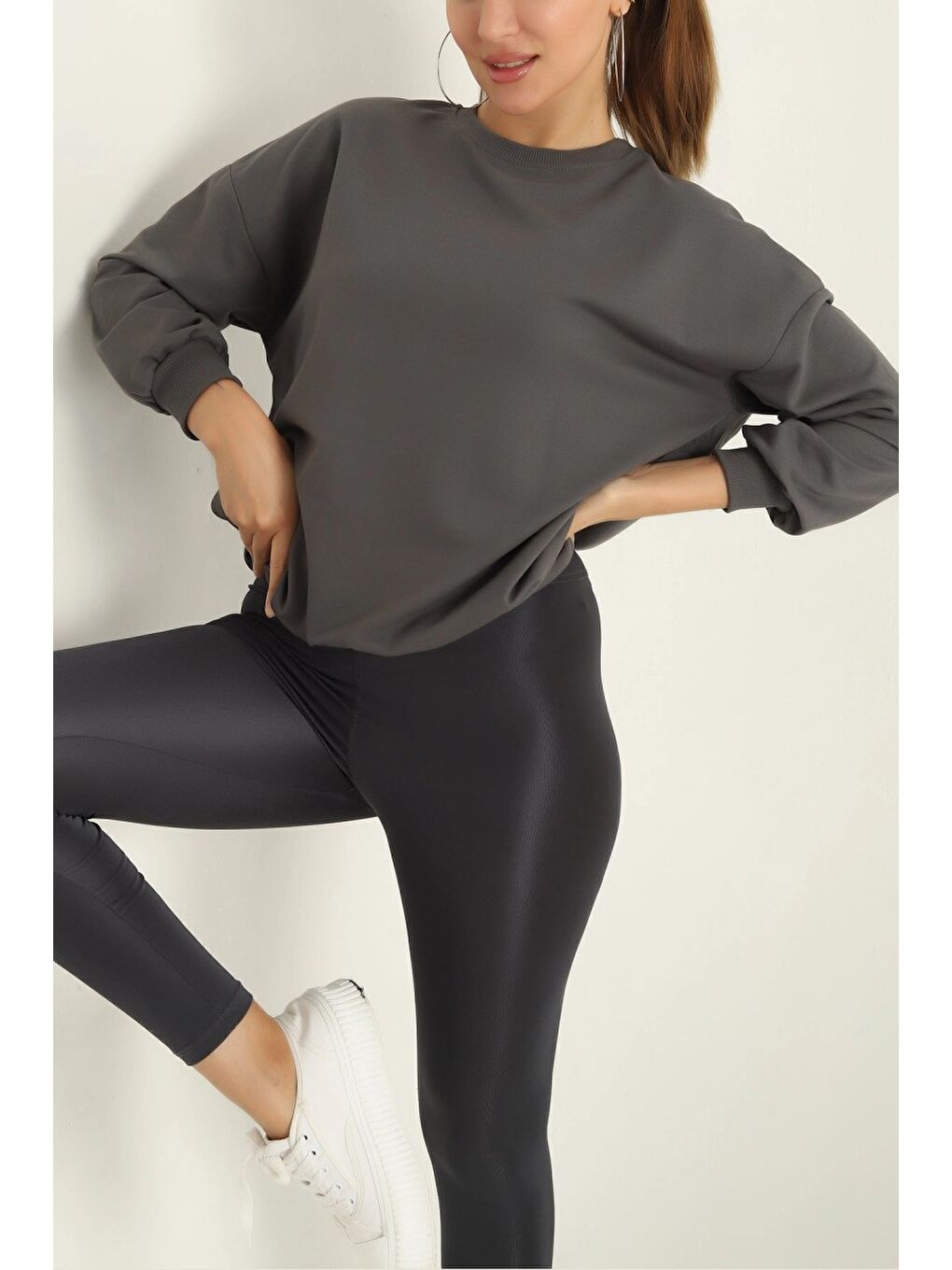 Gri Kadın Bisiklet Yaka Oversize Sweatshirt Füme - 26567-1