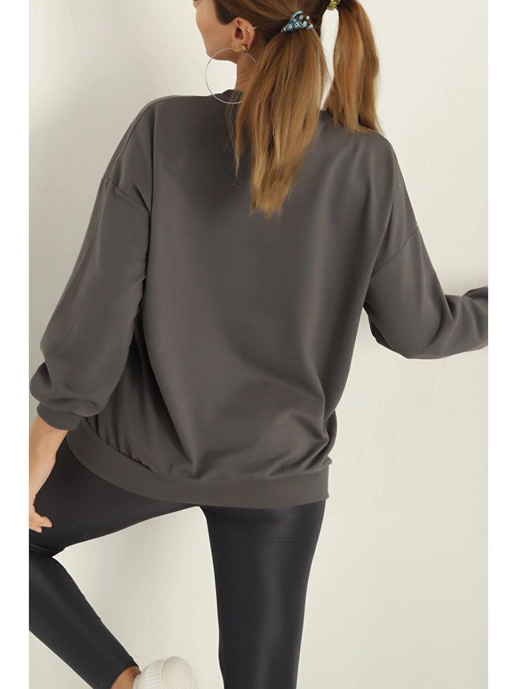 Gri Kadın Bisiklet Yaka Oversize Sweatshirt Füme - 26567-2