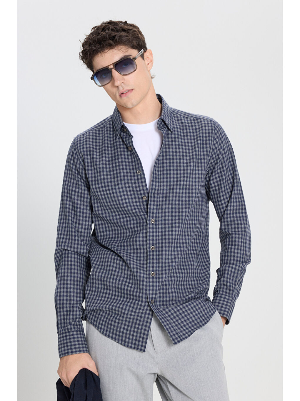 Erkek Lacivert-Gri Pamuklu Flanel Comfort Fit Rahat Kesim Gizli Düğmeli Yaka Kareli Gömlek