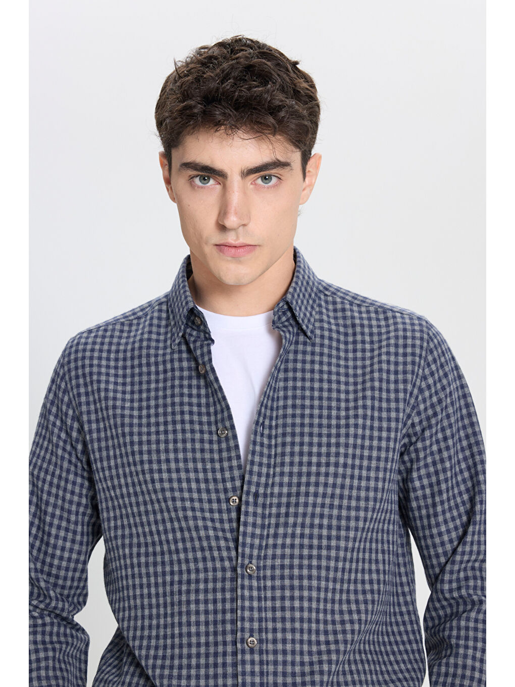 Erkek Lacivert-Gri Pamuklu Flanel Comfort Fit Rahat Kesim Gizli Düğmeli Yaka Kareli Gömlek-4