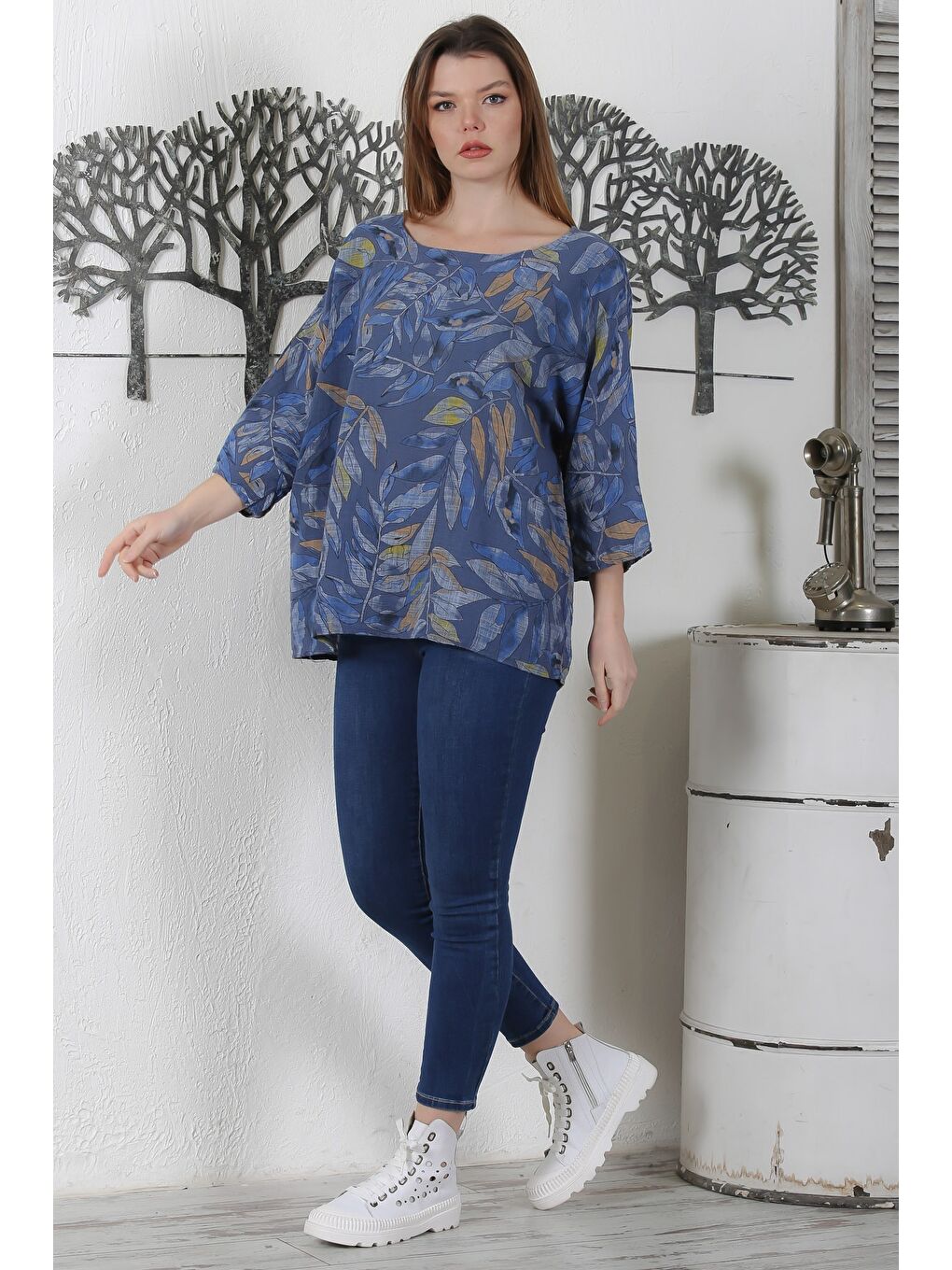 İtalyan Lacivert Havuz Yaka 3/4 Kol Yaprak Desenli Casual Dokuma Bluz 65 63-5