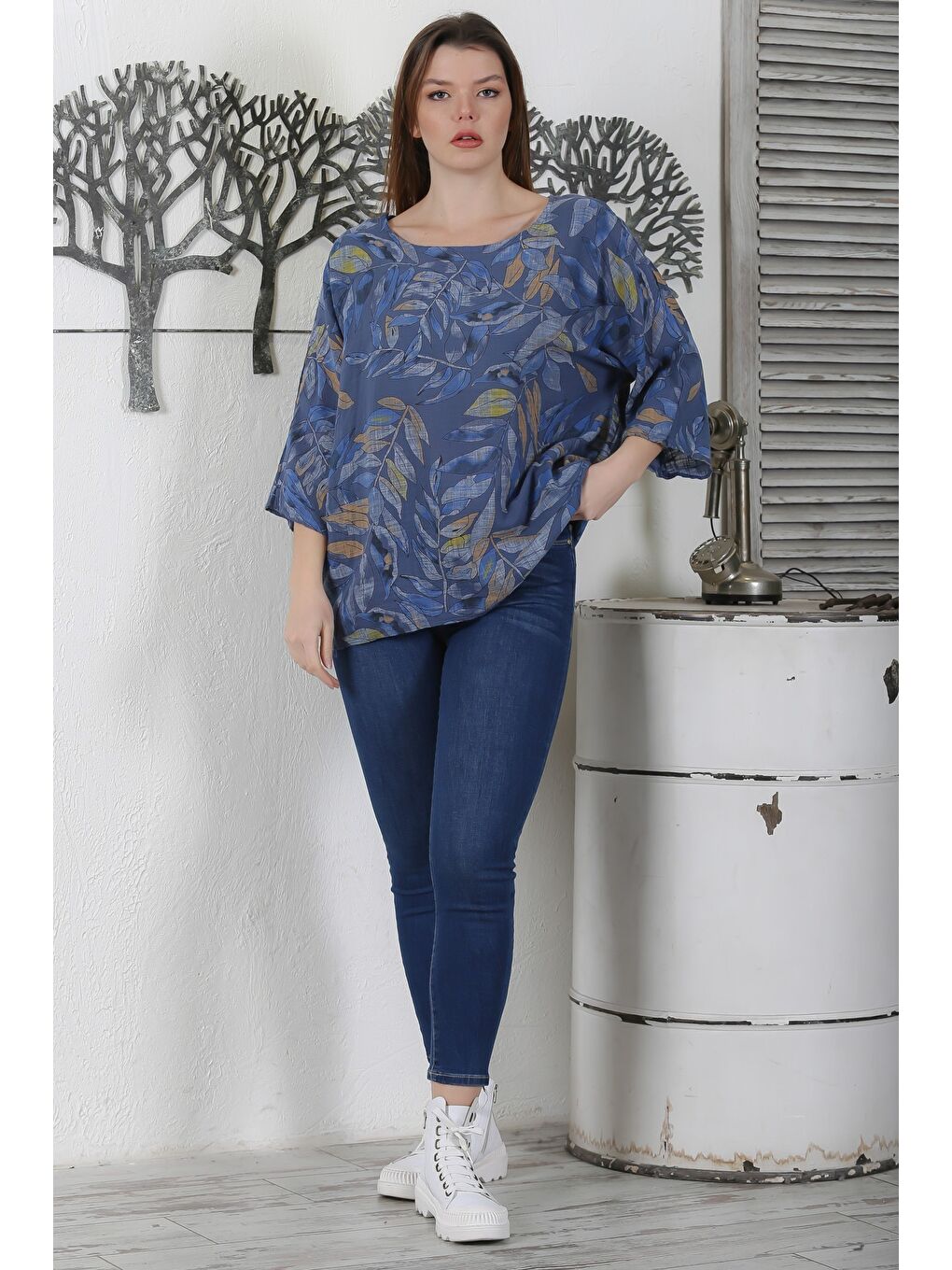 İtalyan Lacivert Havuz Yaka 3/4 Kol Yaprak Desenli Casual Dokuma Bluz 65 63-6