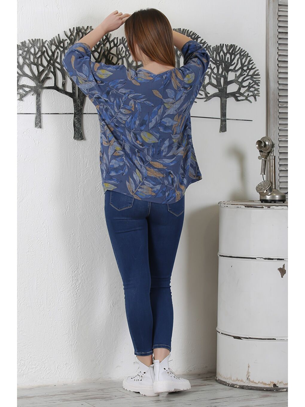 İtalyan Lacivert Havuz Yaka 3/4 Kol Yaprak Desenli Casual Dokuma Bluz 65 63-7