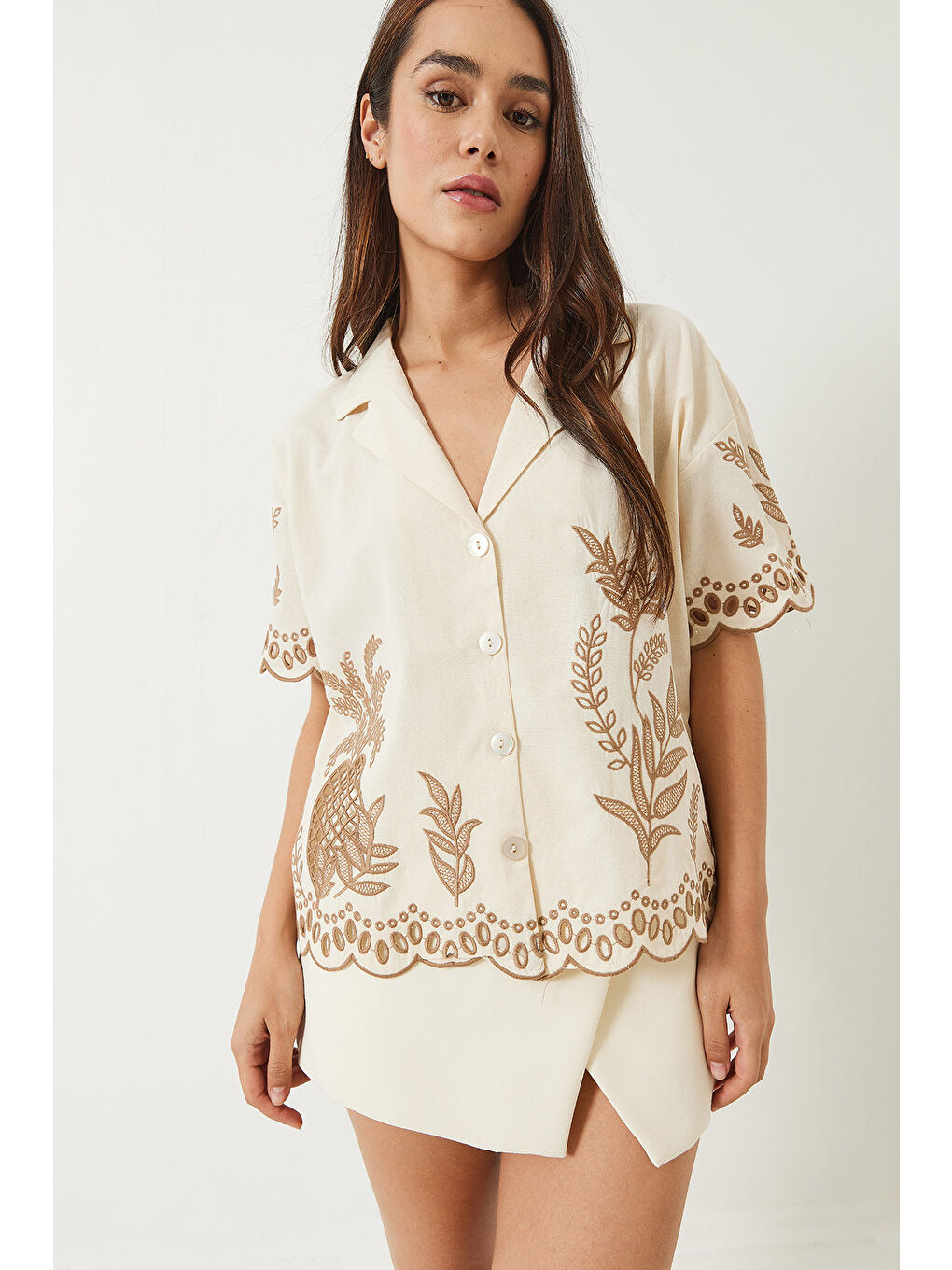 Bej Kadın Ceket Yaka Ajurlu Kısa Kollu Nakışlı Keten Gömlek-1