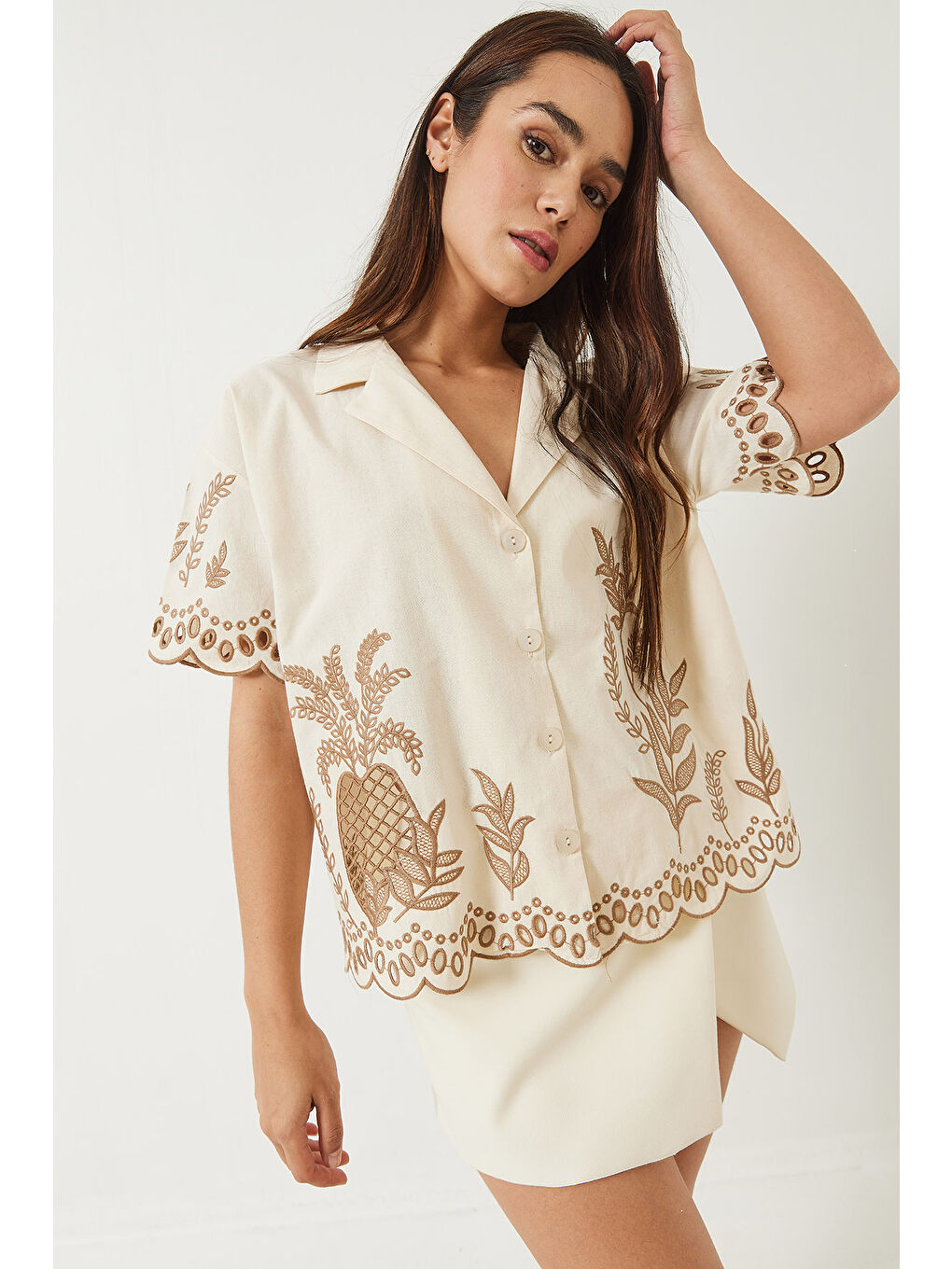 Bej Kadın Ceket Yaka Ajurlu Kısa Kollu Nakışlı Keten Gömlek-2