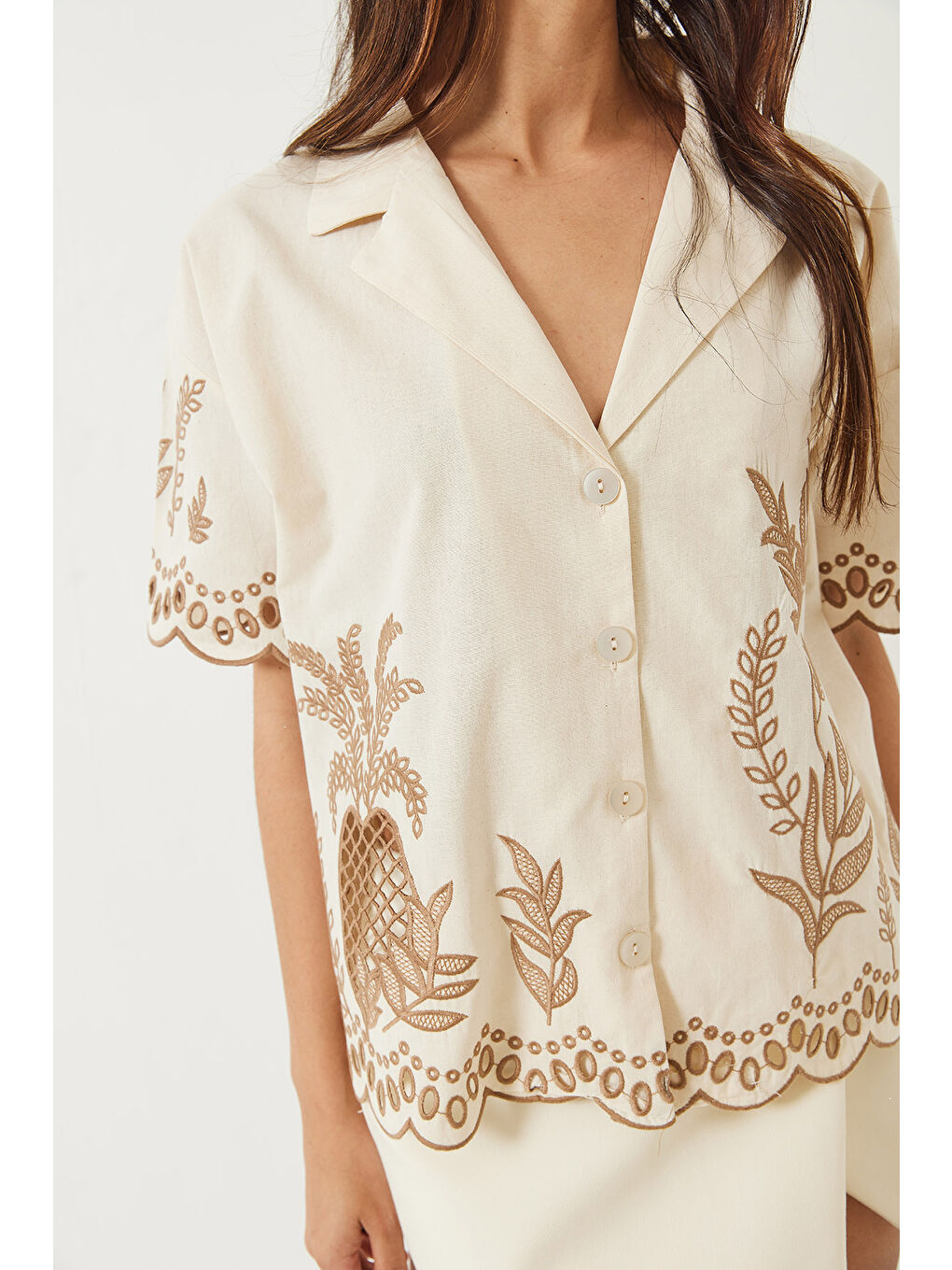 Bej Kadın Ceket Yaka Ajurlu Kısa Kollu Nakışlı Keten Gömlek-3