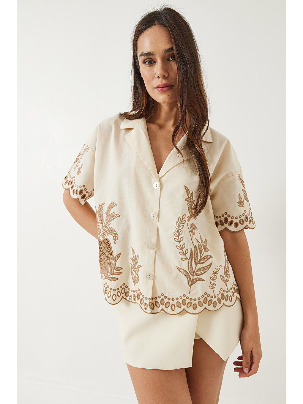 Bej Kadın Ceket Yaka Ajurlu Kısa Kollu Nakışlı Keten Gömlek-4