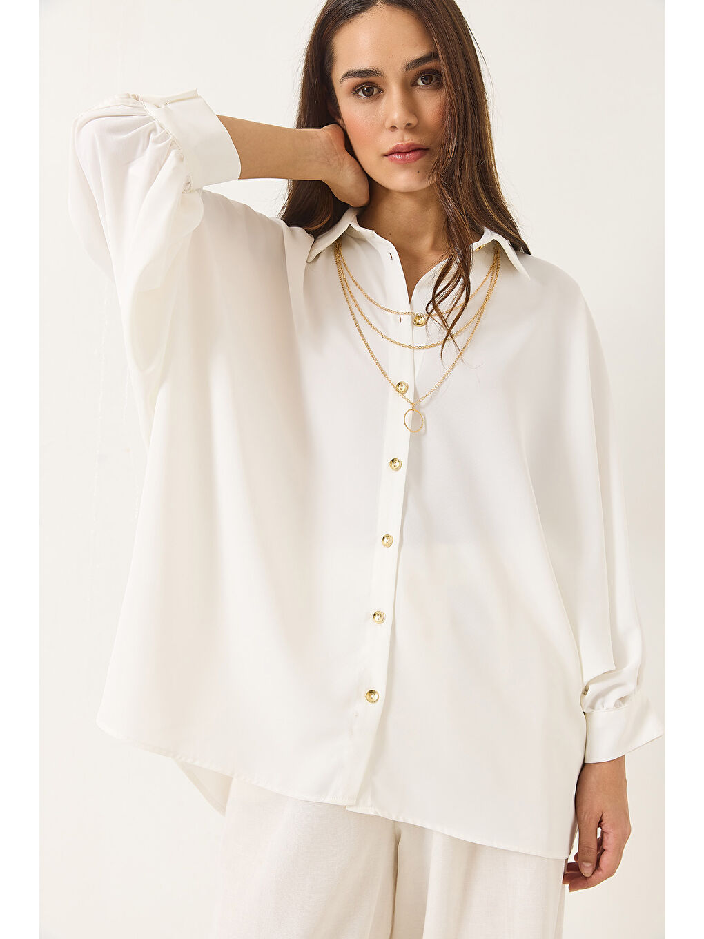 Beyaz Kadın Yarasa Kol Seyyar Kolye Detaylı Jesica Gömlek