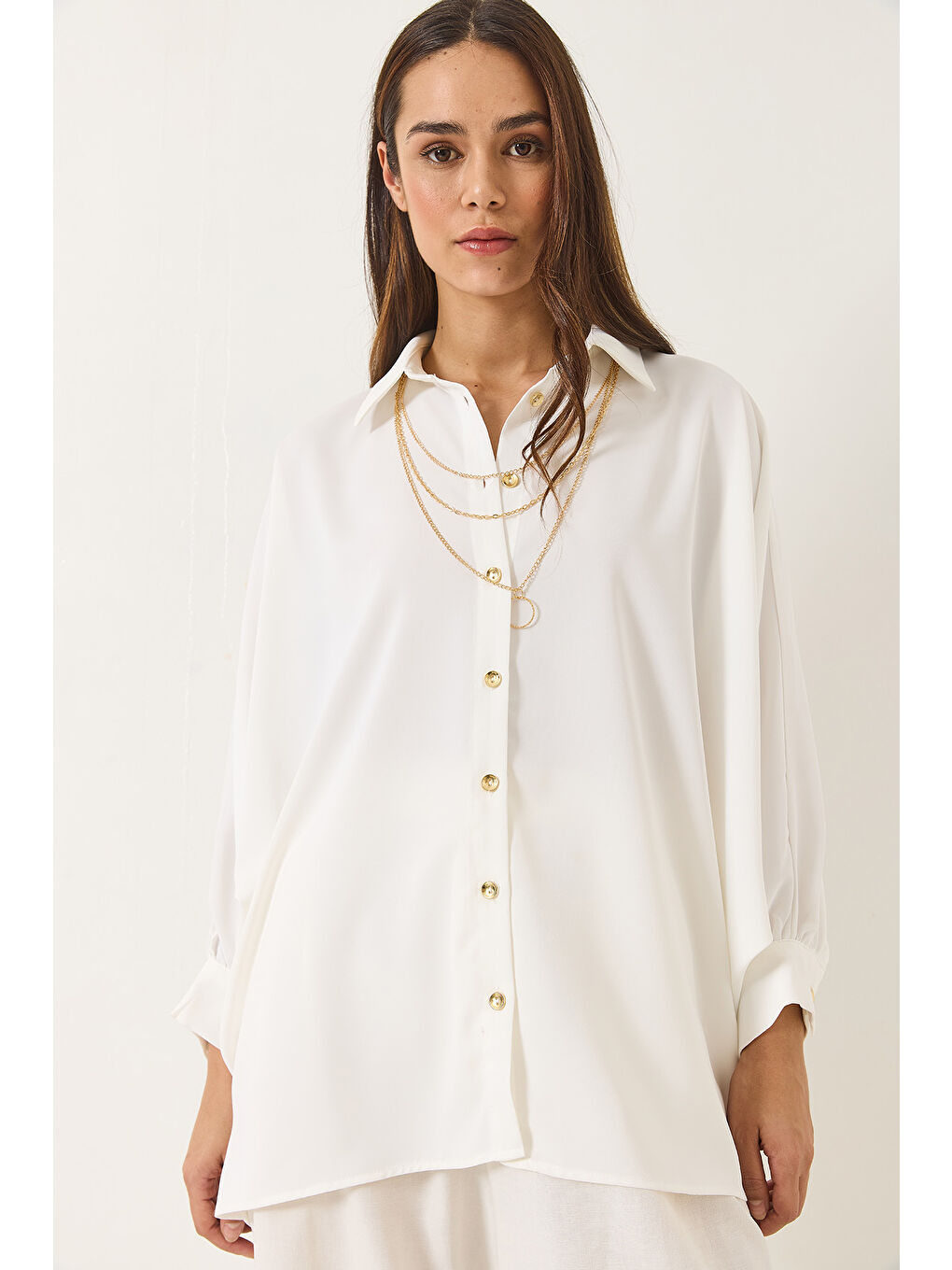 Beyaz Kadın Yarasa Kol Seyyar Kolye Detaylı Jesica Gömlek-1
