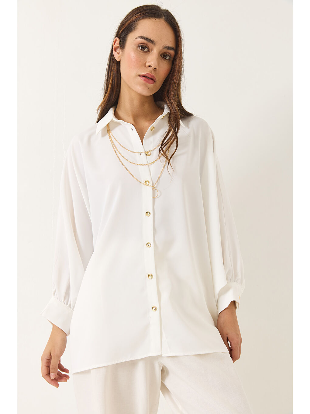 Beyaz Kadın Yarasa Kol Seyyar Kolye Detaylı Jesica Gömlek-2