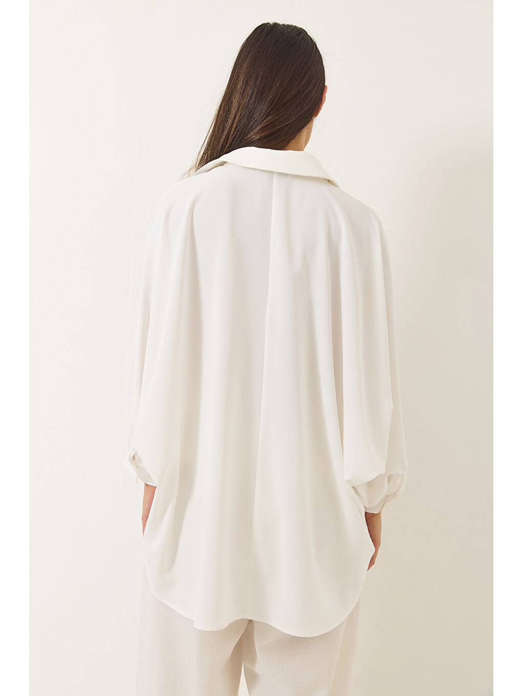 Beyaz Kadın Yarasa Kol Seyyar Kolye Detaylı Jesica Gömlek-5