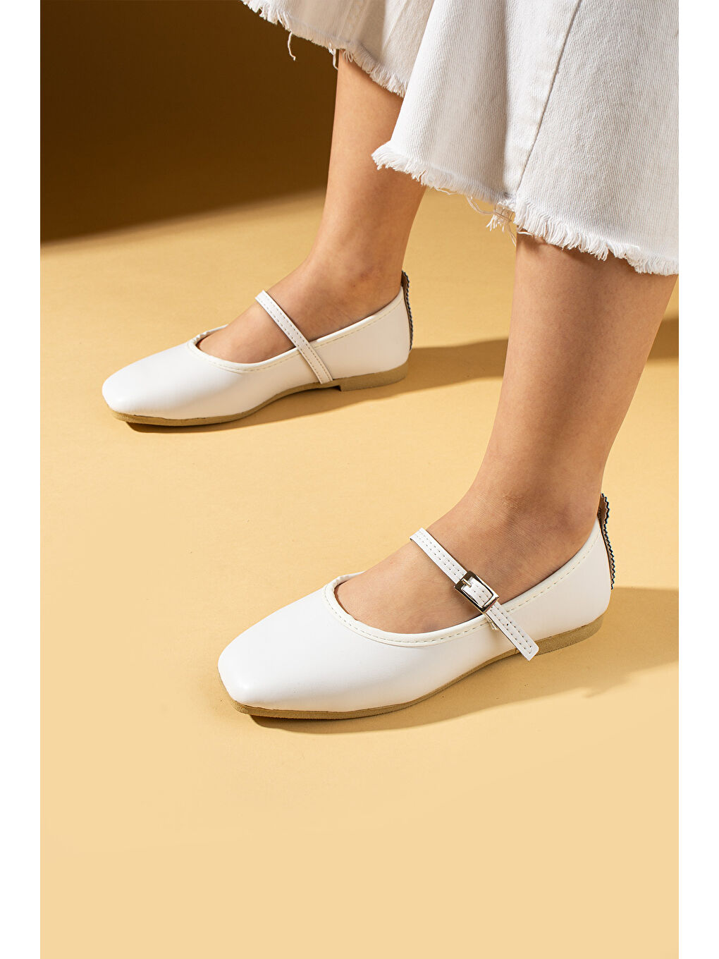 Beyaz Küt Burunlu Tokalı Rahat Kalıp Kadın Babet 81-142-25