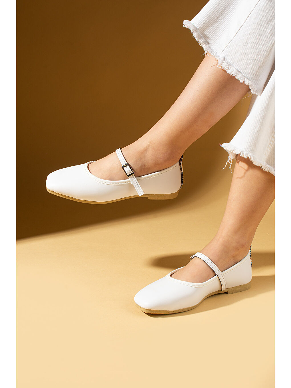 Beyaz Küt Burunlu Tokalı Rahat Kalıp Kadın Babet 81-142-25-1