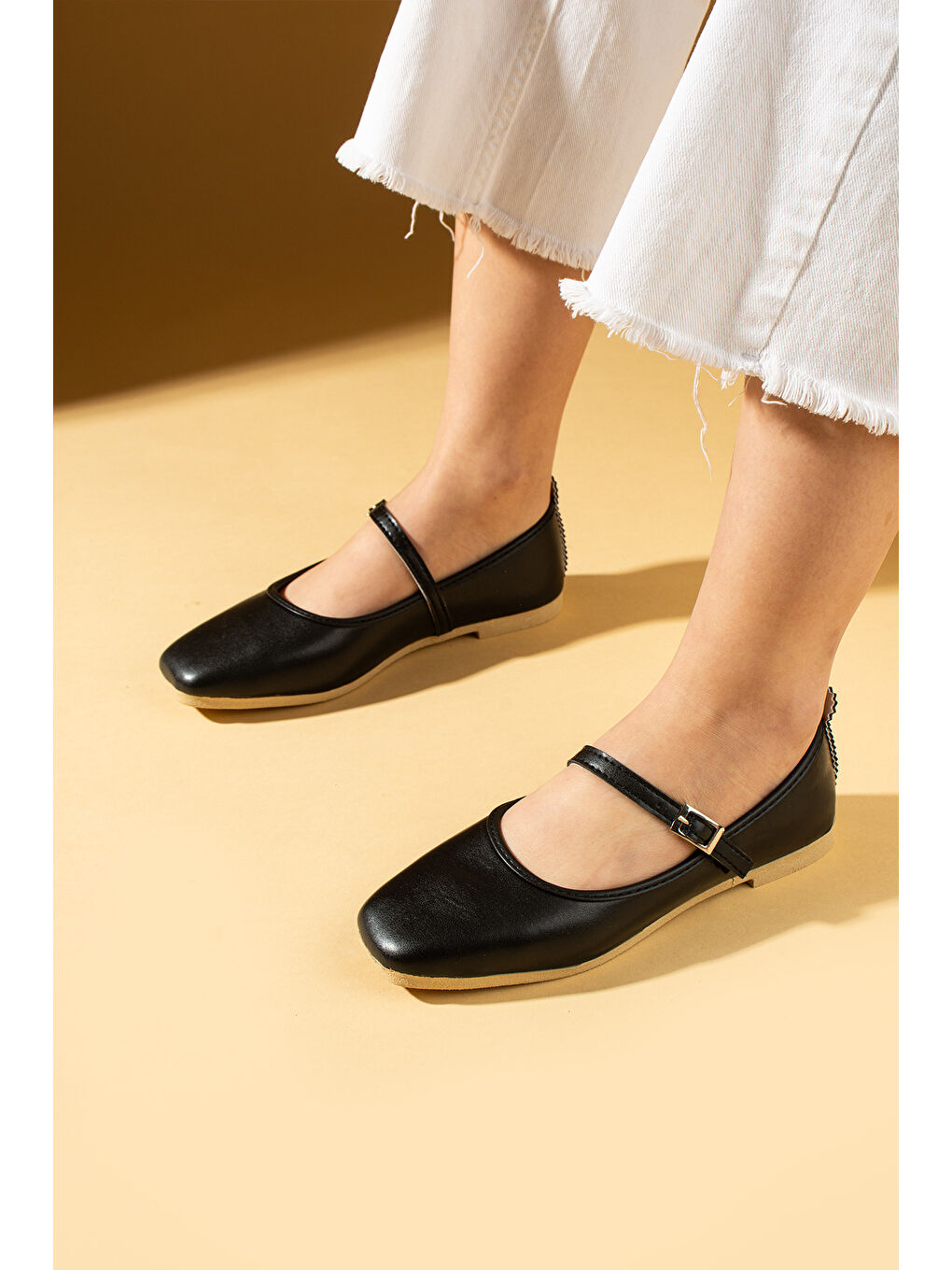 Siyah Küt Burunlu Tokalı Rahat Kalıp Kadın Babet 81-142-25