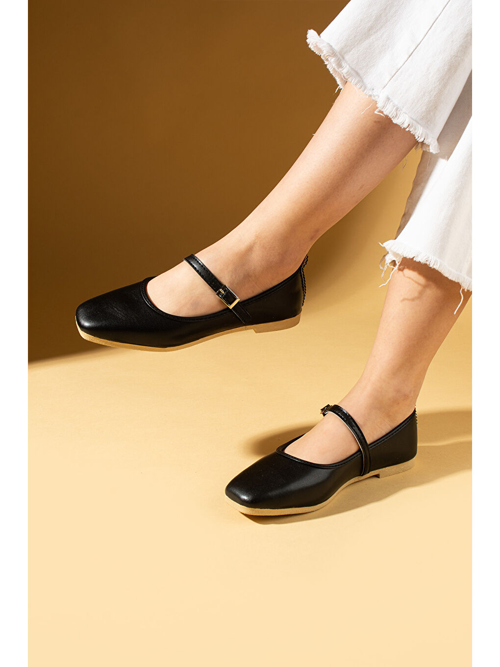 Siyah Küt Burunlu Tokalı Rahat Kalıp Kadın Babet 81-142-25-1