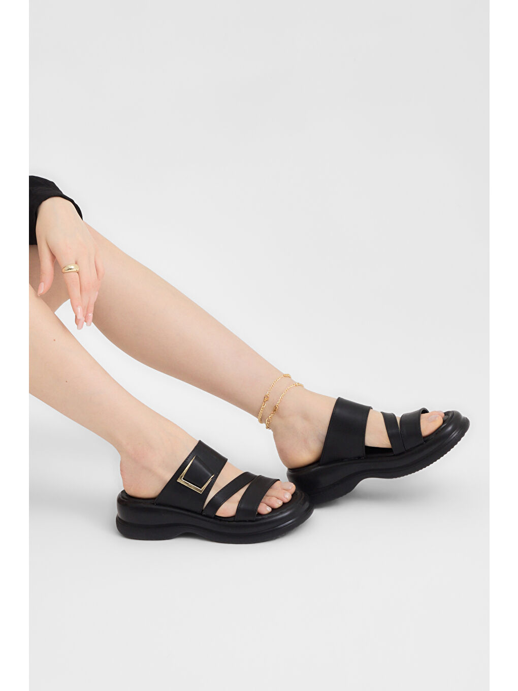 Kadın Siyah Rahat Kalıp Tokalı Çift Bantlı Terlik-3