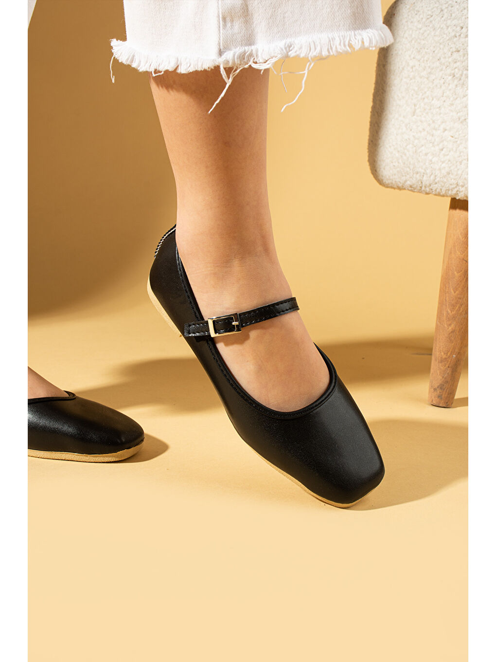 Siyah Küt Burunlu Tokalı Rahat Kalıp Kadın Babet 81-142-25-2